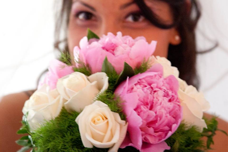 La sposa e il suo bouquet