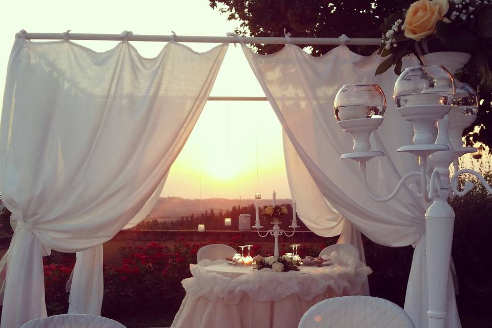 Tavolo sposi al tramonto