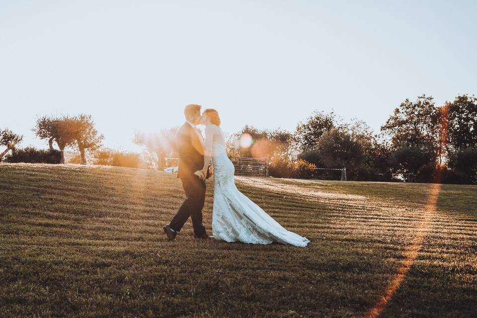 Bacio sposi al tramonto