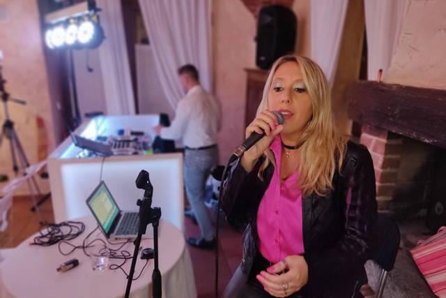 Laura Bonessa Vocalist & DJ set