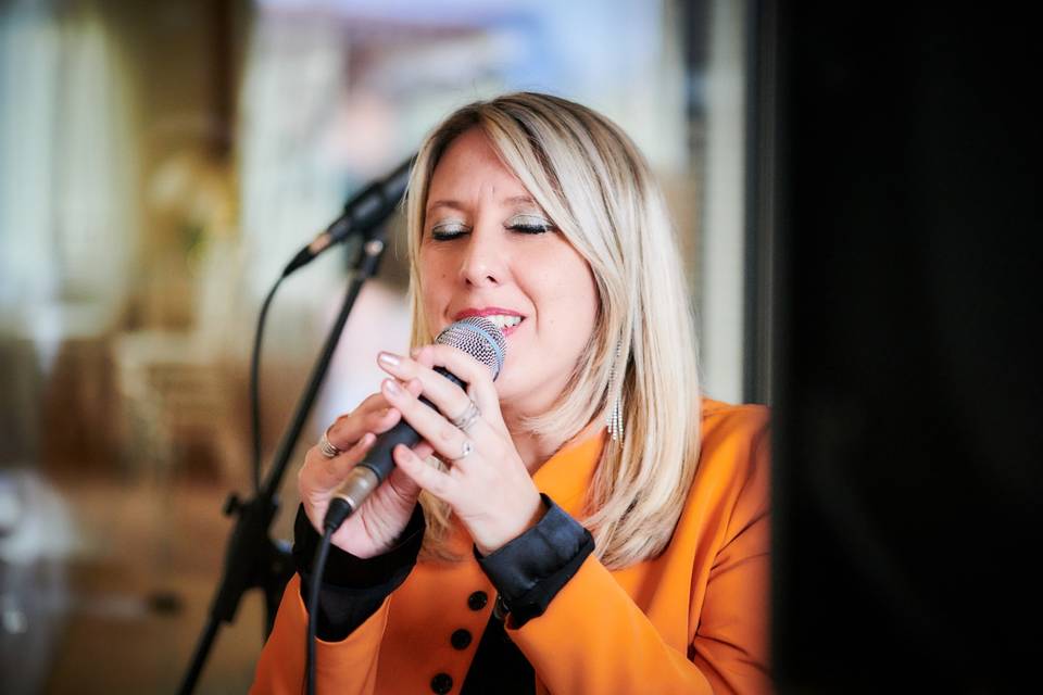 Laura Bonessa Vocalist & DJ set