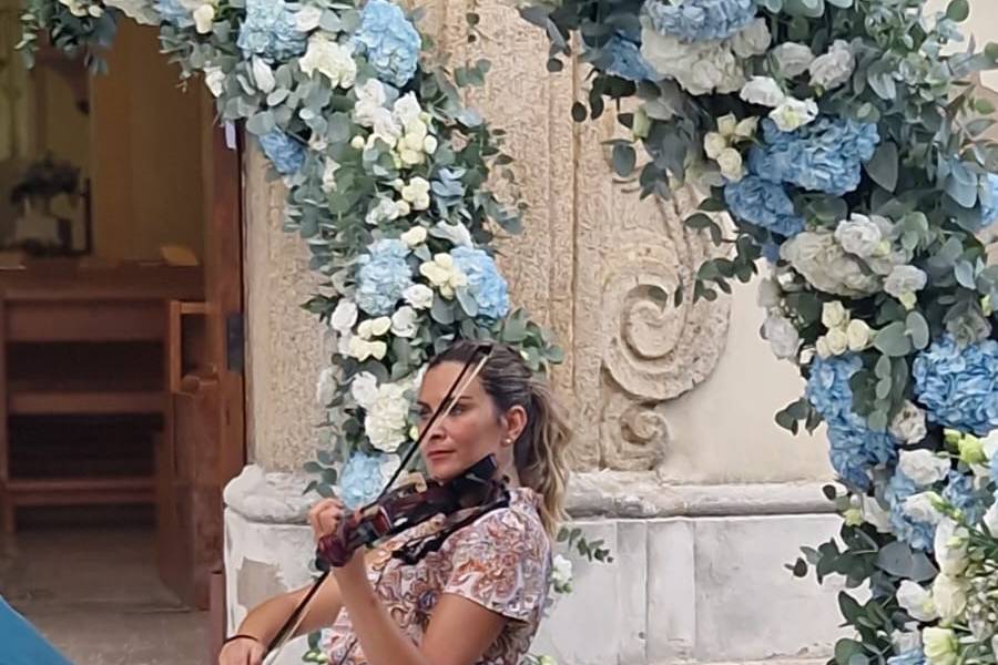Ilenia fuori dalla chiesa
