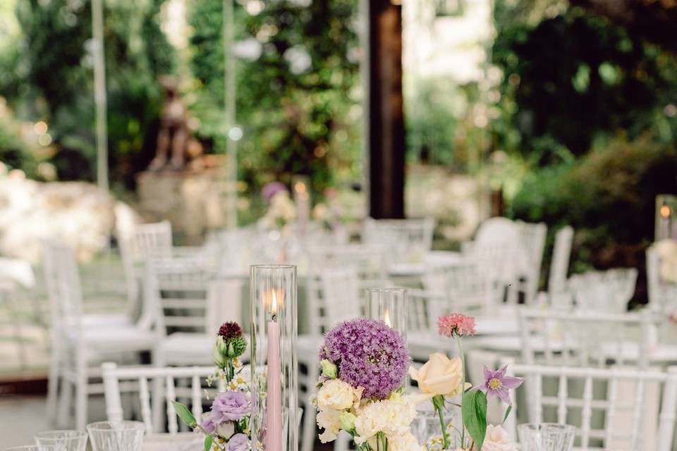 Tavolo verde con fiori minimal