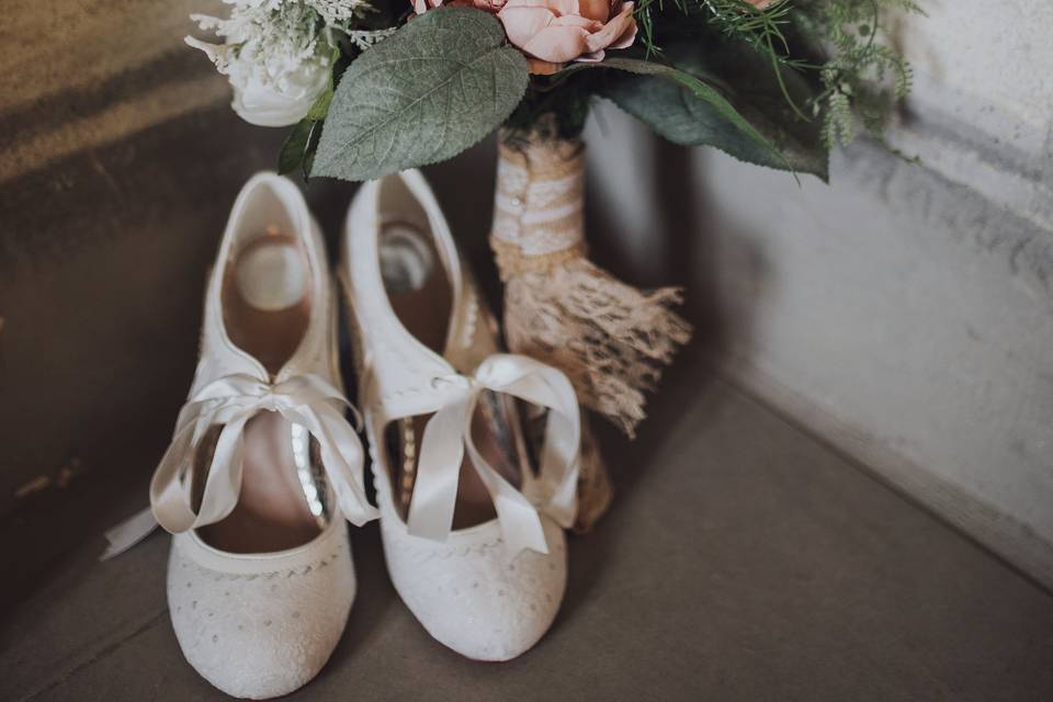 Bouquet e scarpe sposa