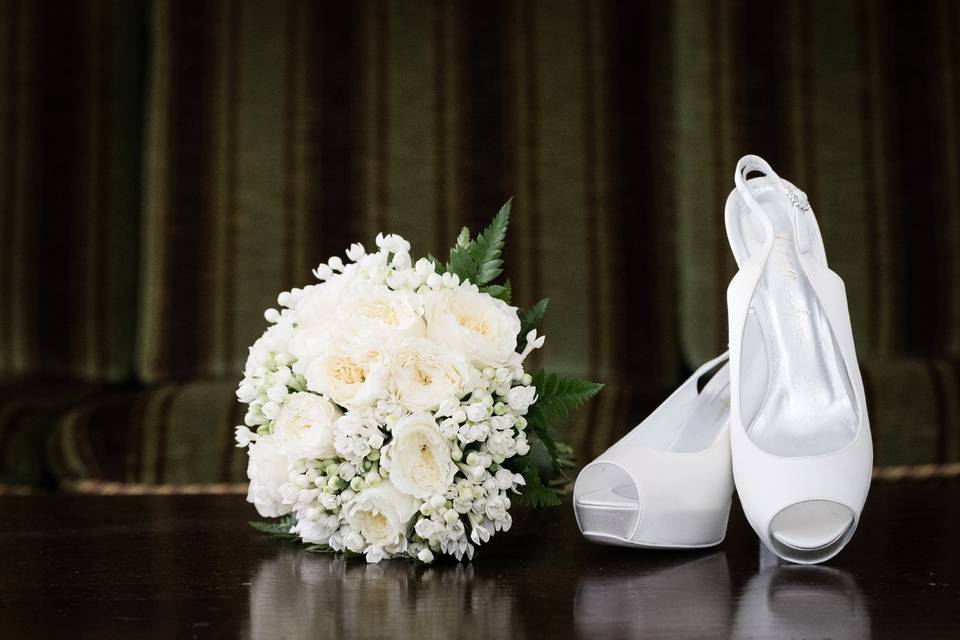 Bouquet e scarpe sposa