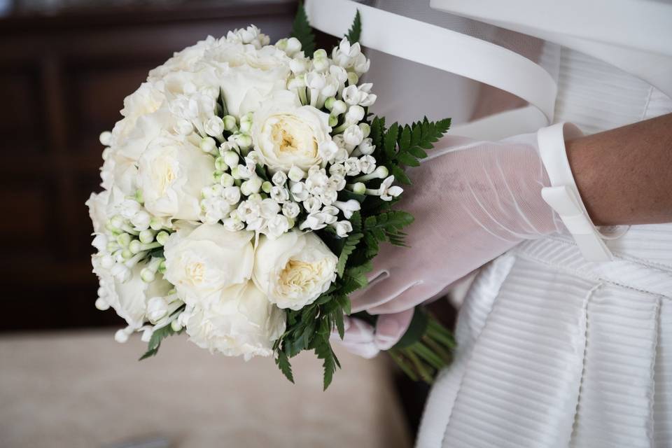 Bouquet e guanti sposa