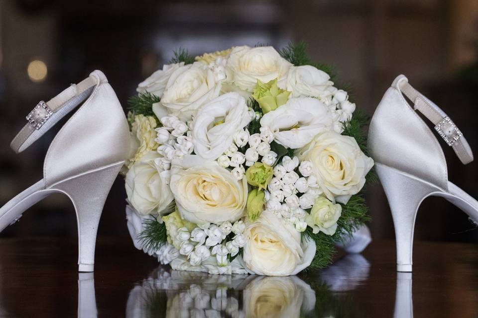 Scarpe e bouquet sposa