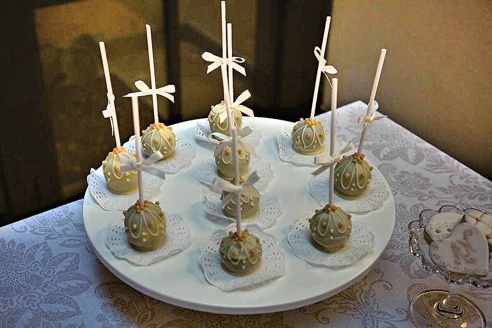 White cake pops