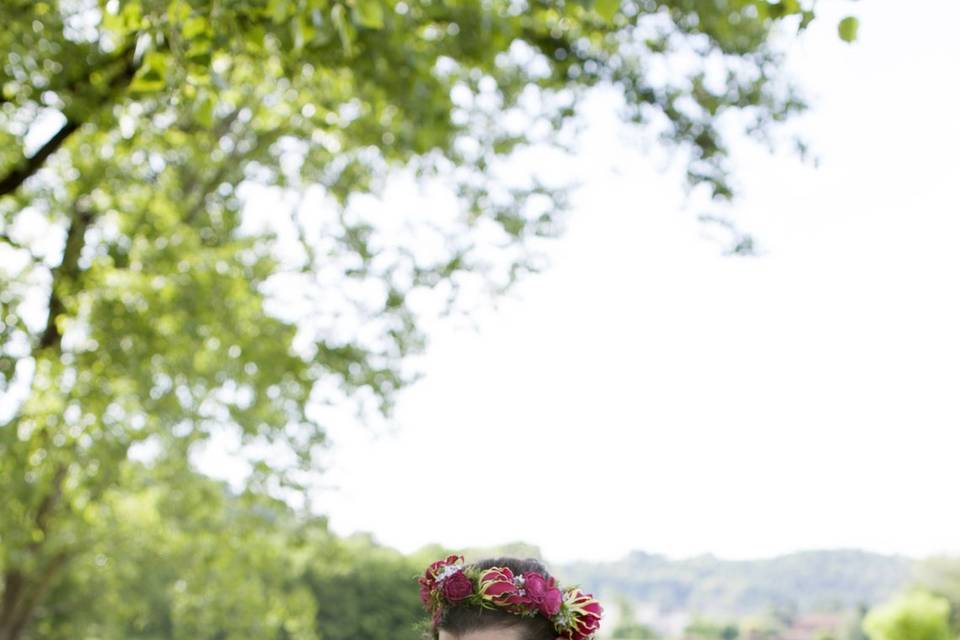 Sposa con bouquet e coroncina