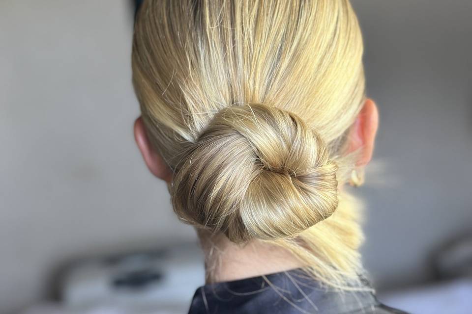 Chignon basso con lick hair