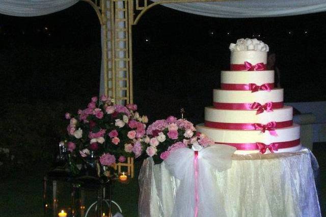 Wedding cake table