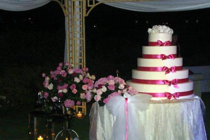 Wedding cake table