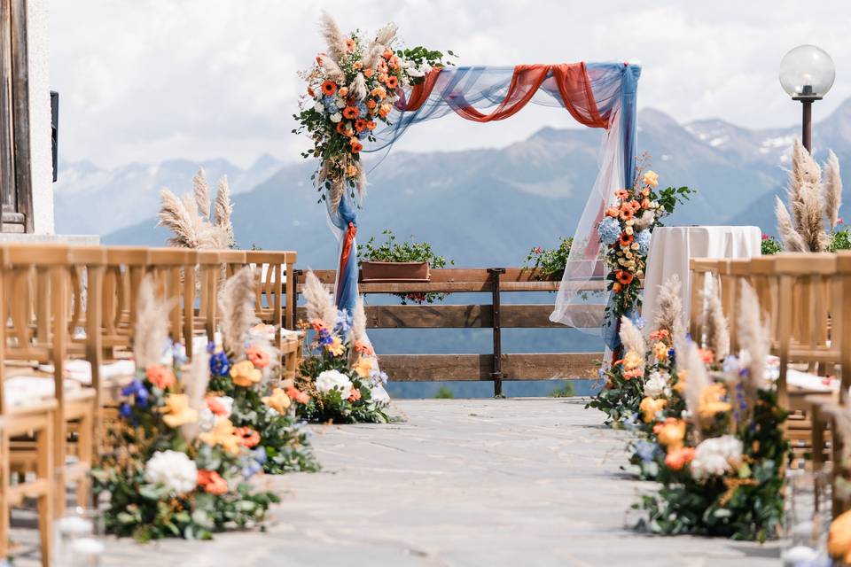 Arco con tessuti e fiori