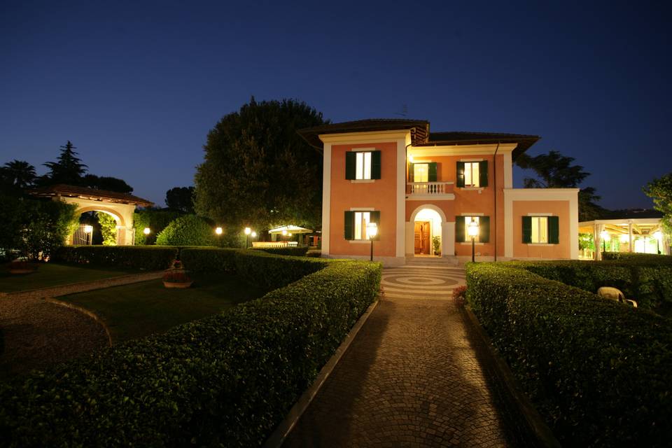Villa G Bernabei notturna