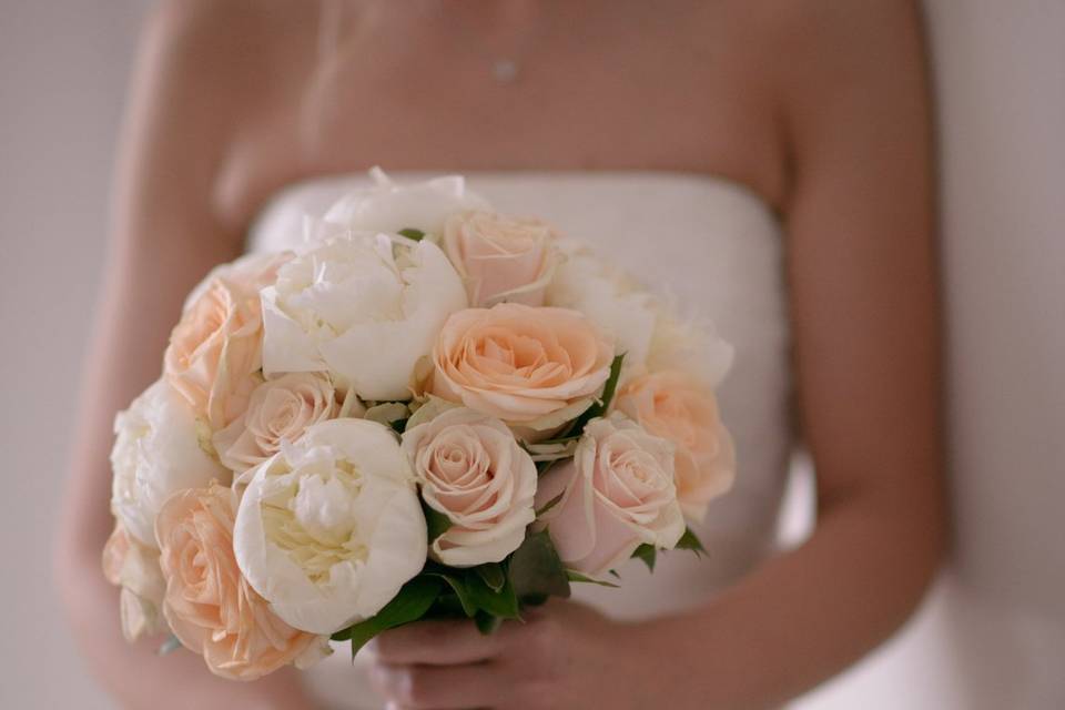 Bouquet peonie e rose cipria