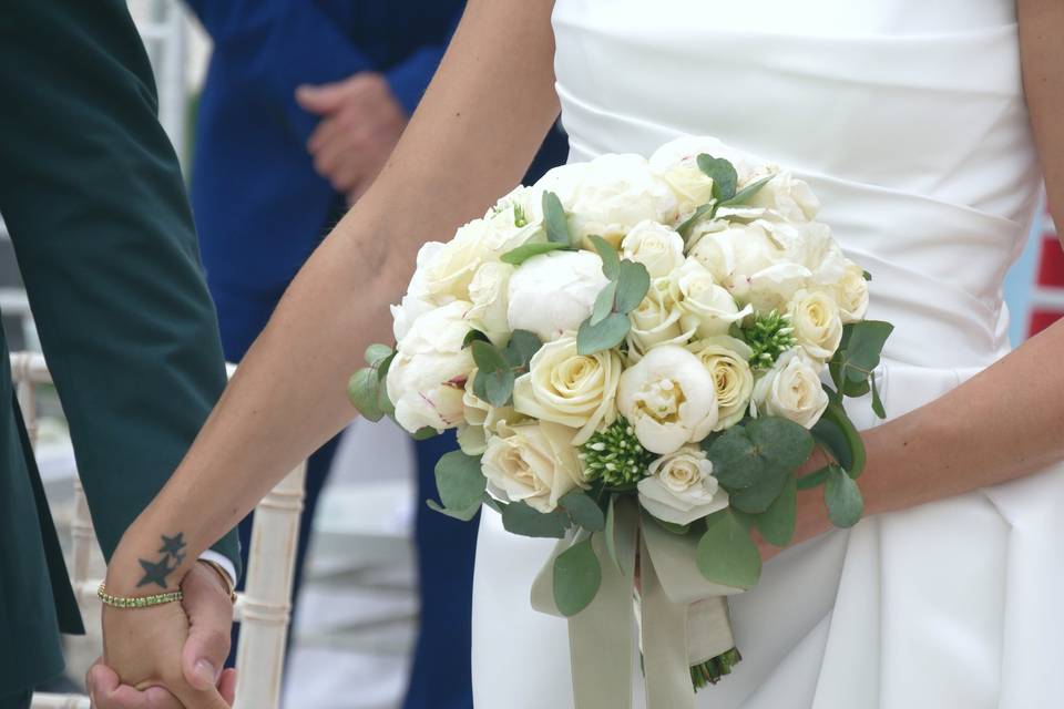 Bouquet peonie e rose bianche