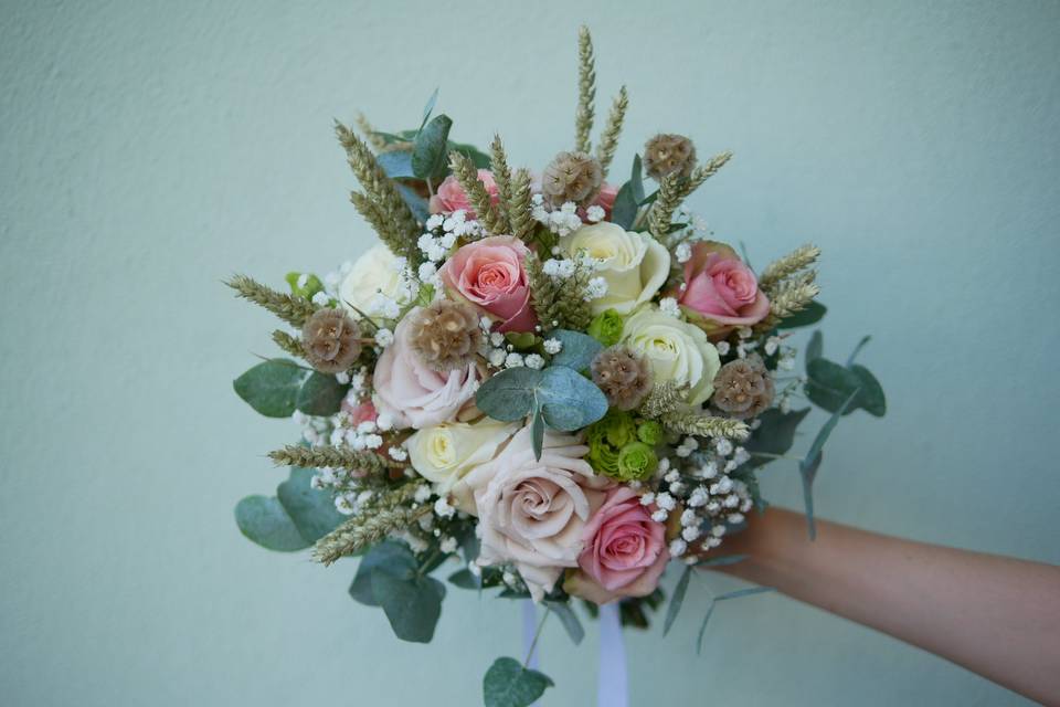 Bouquet con rose e spighe