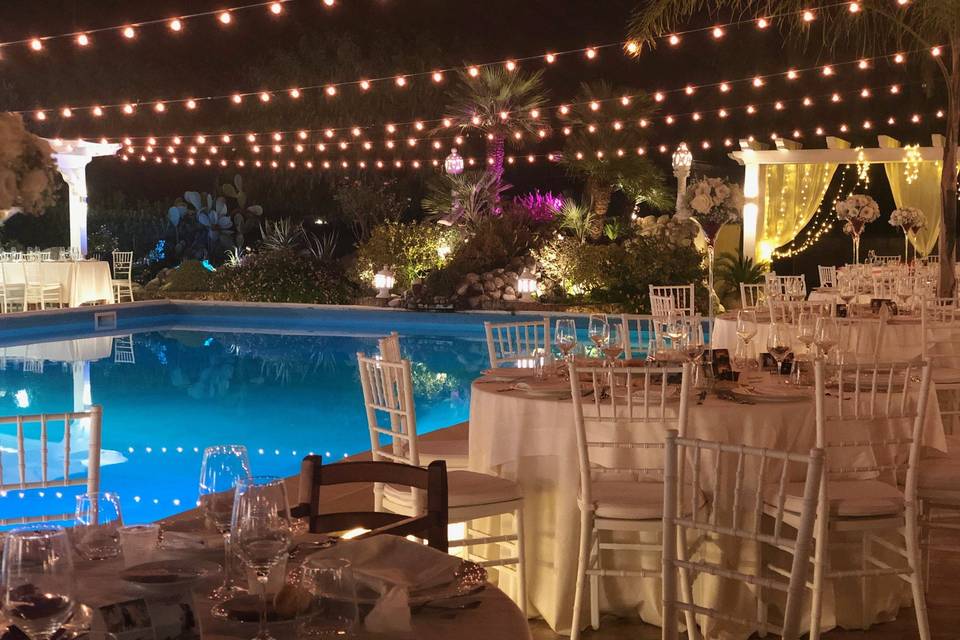 La cena a bordo piscina