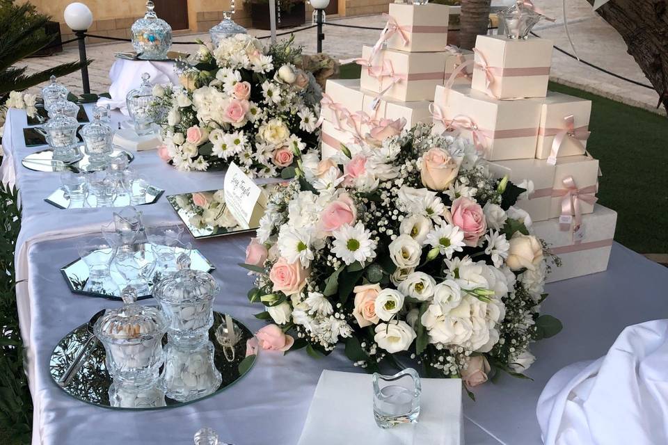 Tavolo bomboniere fiori