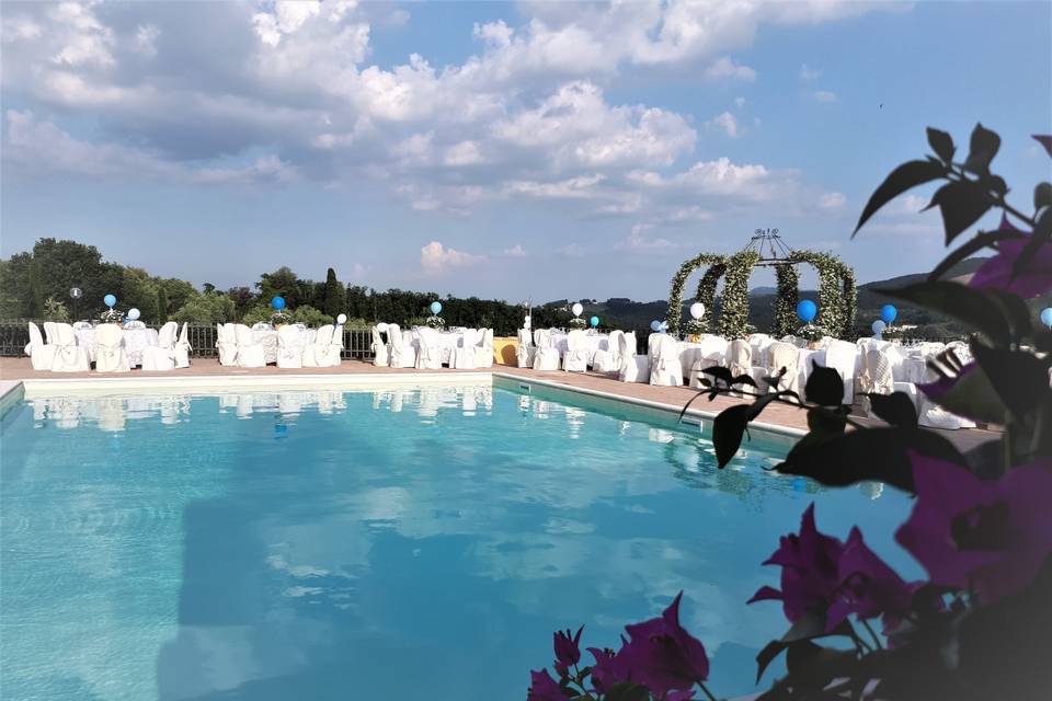 Matrimonio in bordo piscina