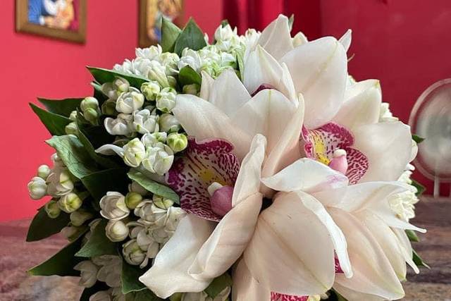 Bouquet orchidea e bouvardia