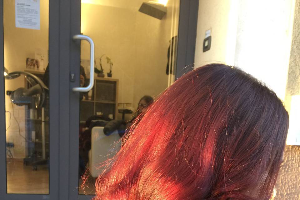 Colore rosso, piega ad onde