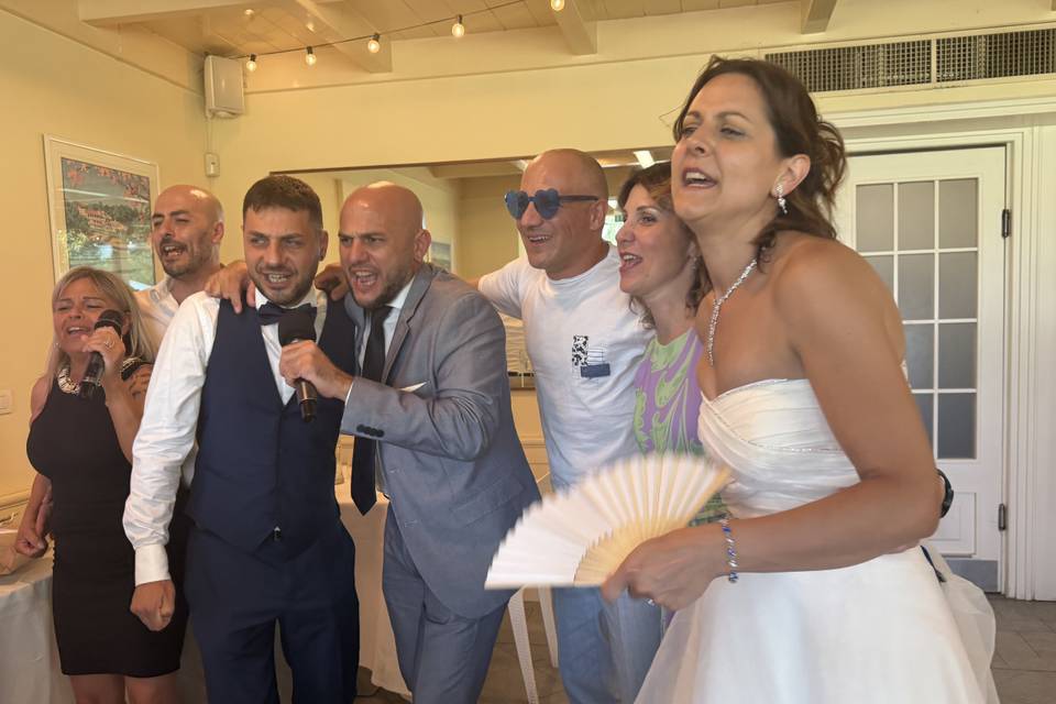 Karaoke con gli sposi