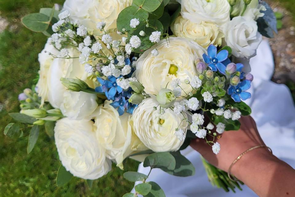 Bouquet con dettagli azzurri