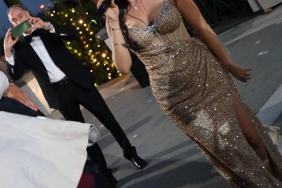 Elegant Singer for dinner show