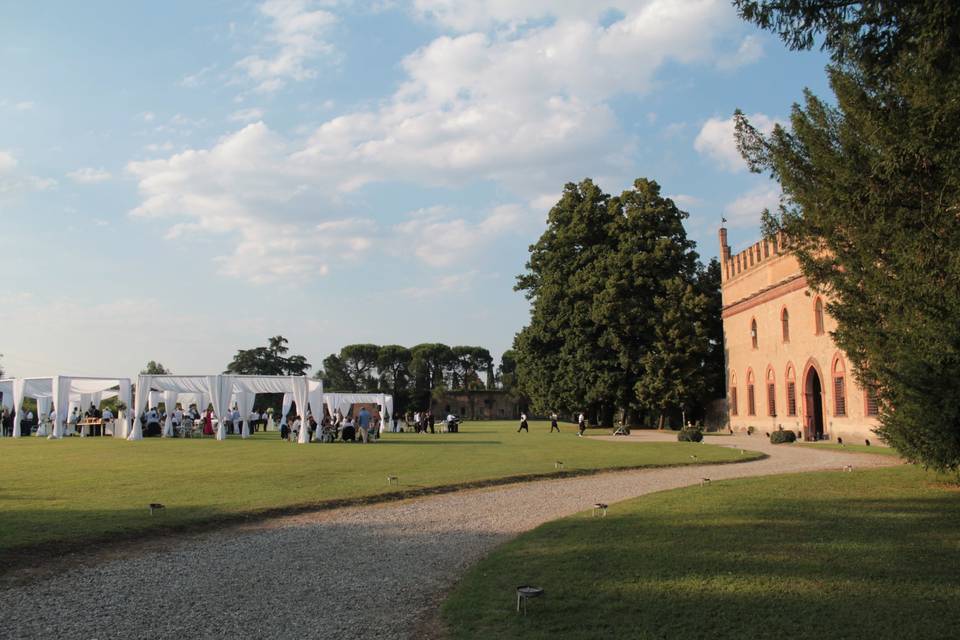 Aperitivo con vele in giardino