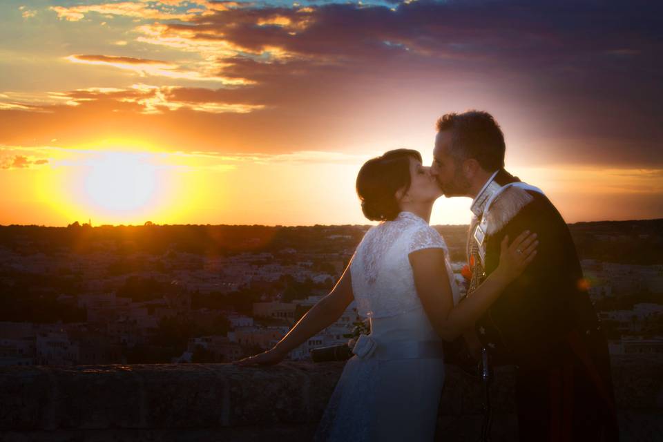 La sposa prepara un birra.