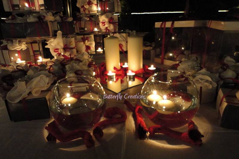 Allestimento tavolio bomboniere in rosso tema marino