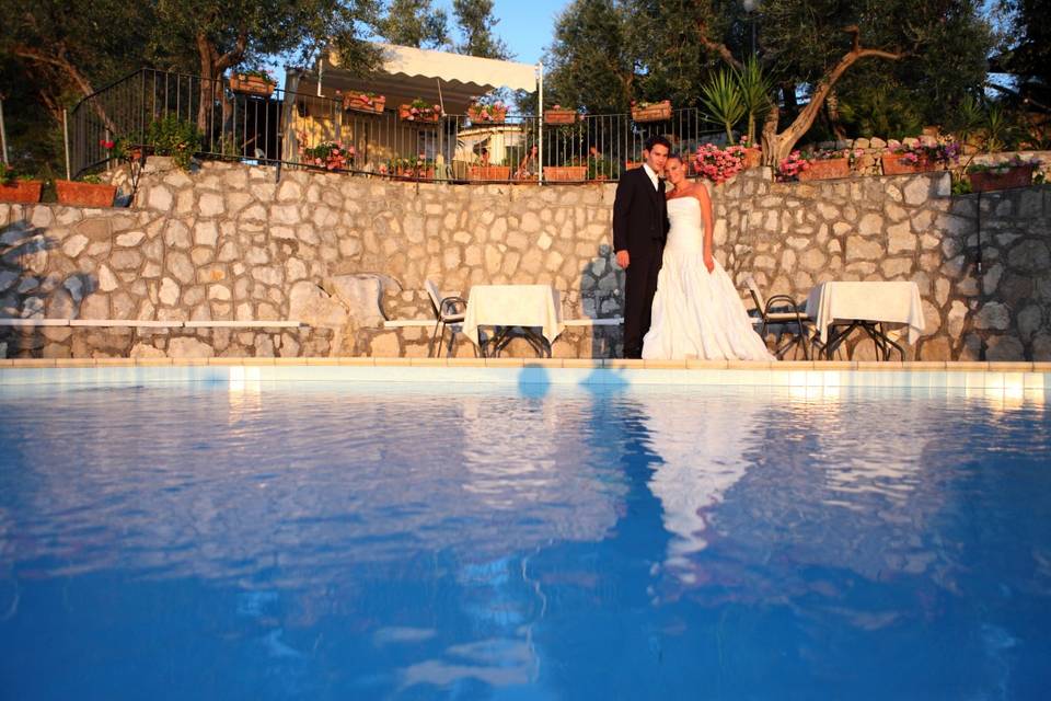 Gli sposi in piscina