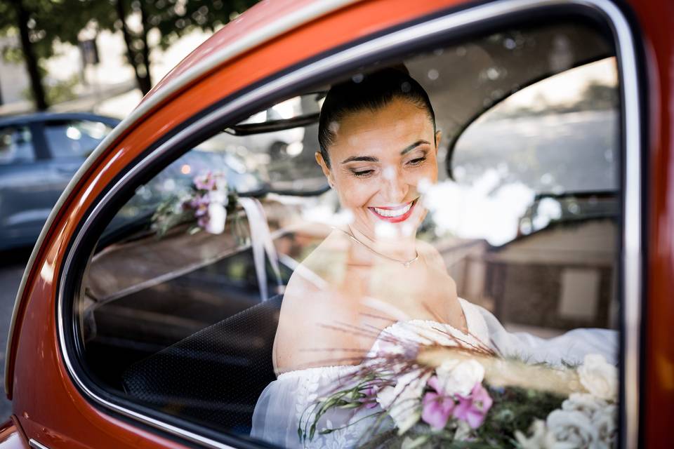 Arrivo-della-sposa-auto-rossa