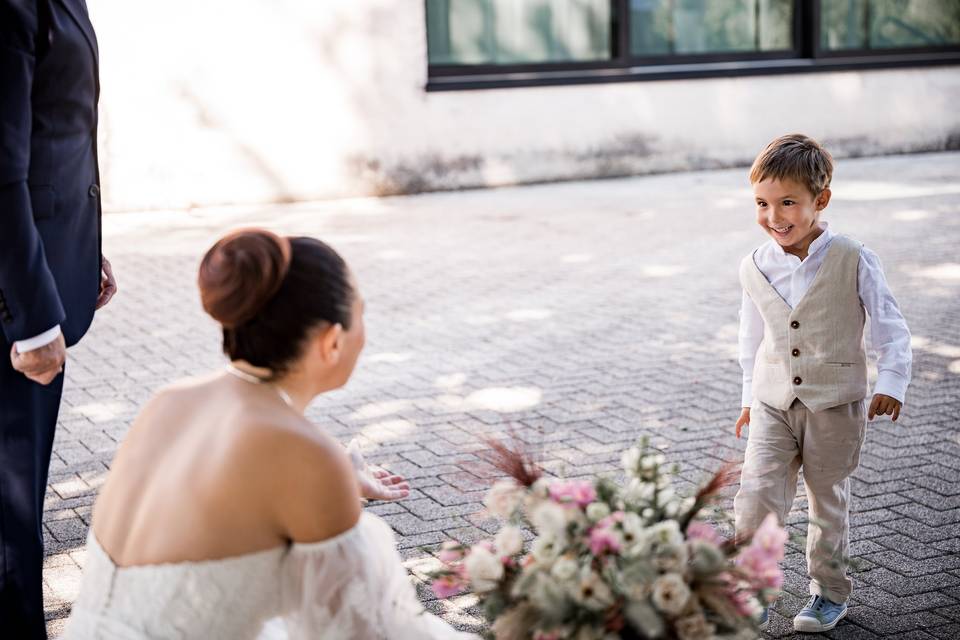 Figlio-vede-sua-mamma-sposa