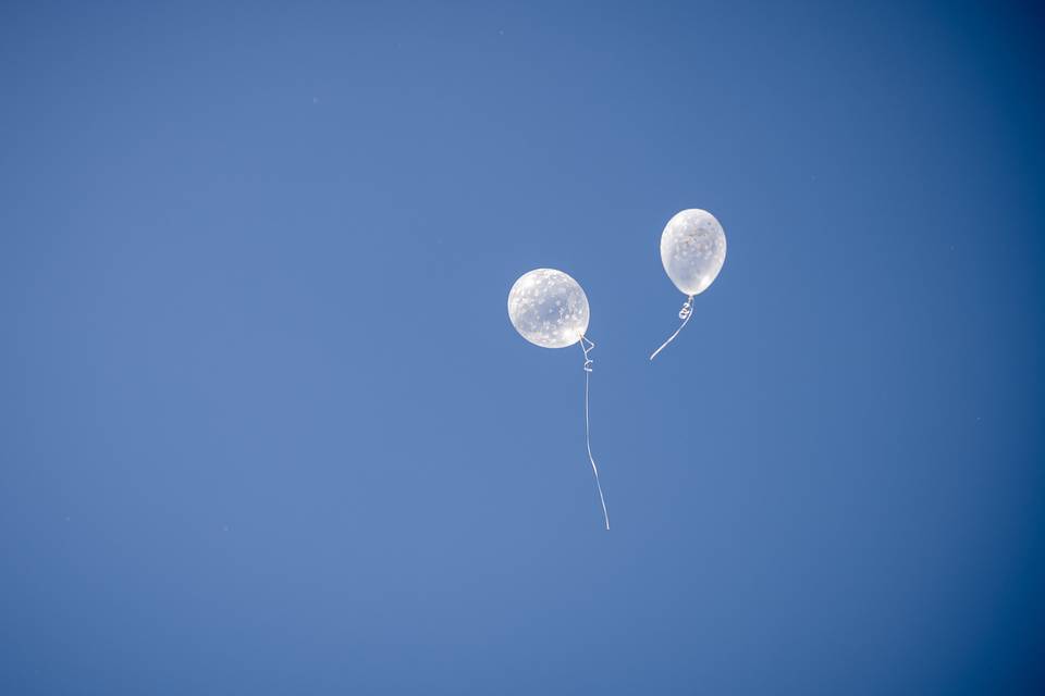 Sposi-e-figlio-con-palloncini