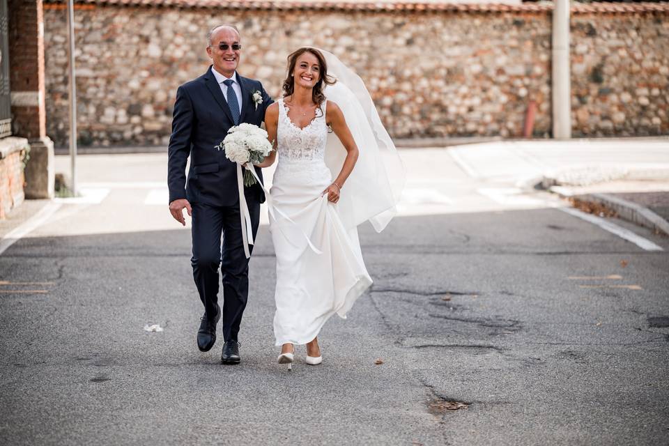 Sposa-va-in-chiesa-col-padre