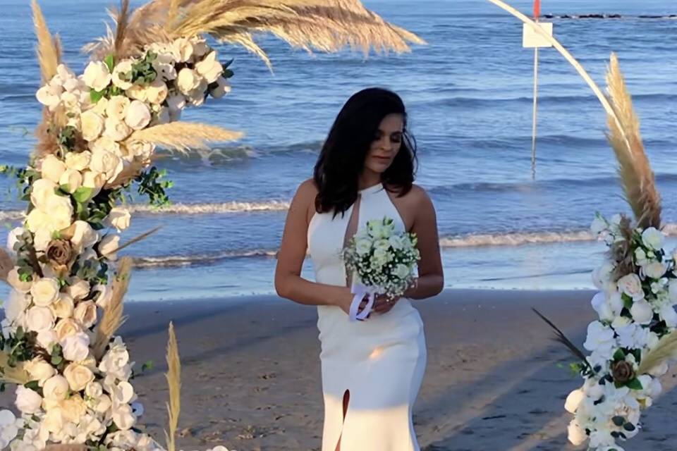 Sposa in riva al mare