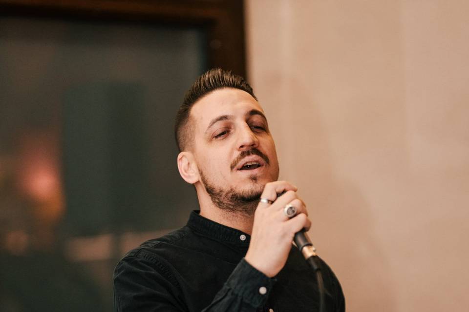 Simone Paonessa - Singer and Entertainment