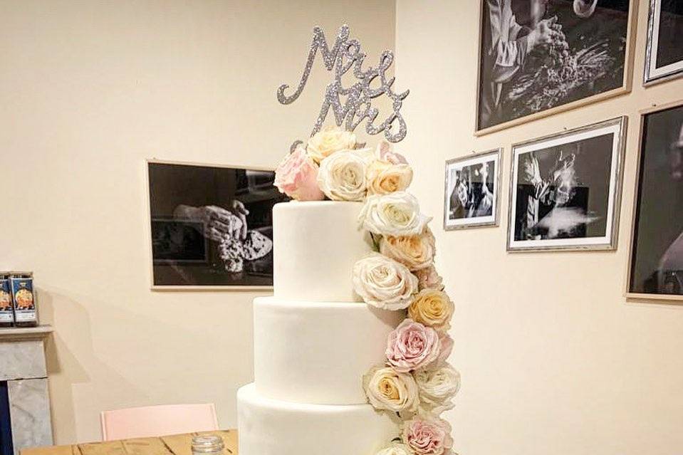 Wedding cake cascata di fiori