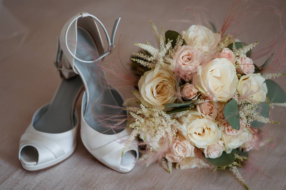 Scarpe e bouquet sposa