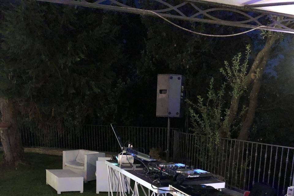 Consolle dj e videoproiezione