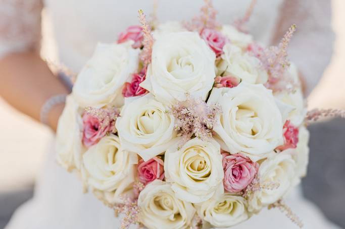 Bouquet rose bianche e astilbe