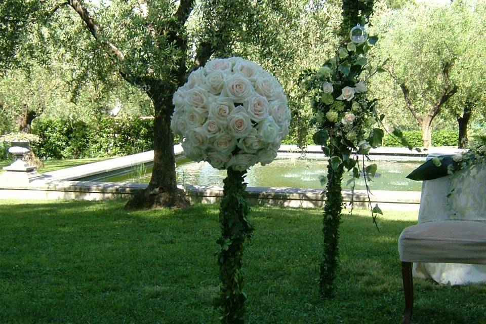 Sfera di fiori su struttura