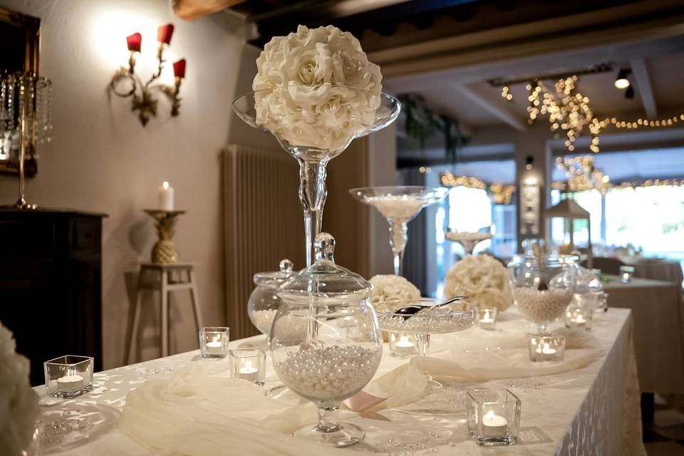allestimento_tavola_palline_perlate