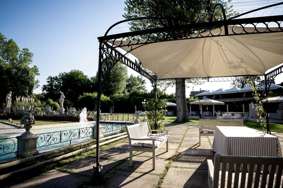 gazebo_metallo_panchine_cuscini