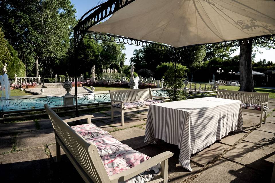 gazebo_nella_villa_con_divanetti
