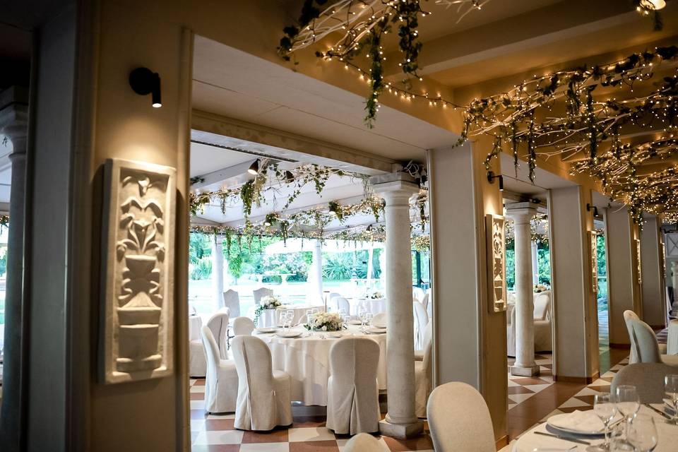 sala_matrimonio_luce_festoni_verdi