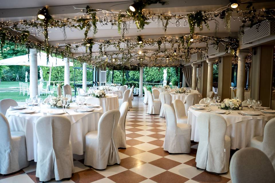 sala_matrimonio_luci_verdi_appese