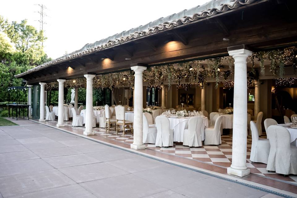 spazio_matrimonio_con_colonne_e_luci